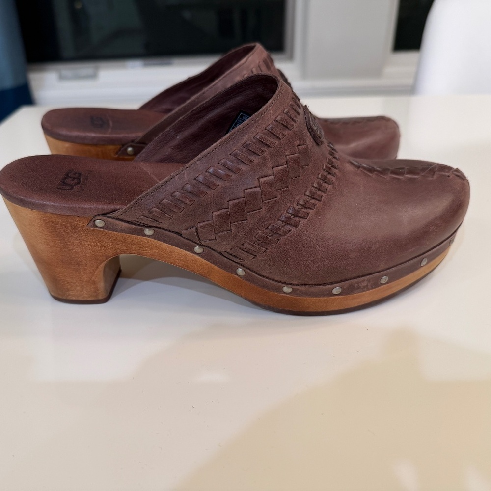 Ugg Women's Vivica clogs in brown leather, Size 8